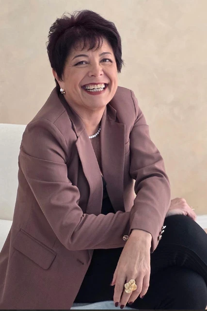 Carmola Cândido